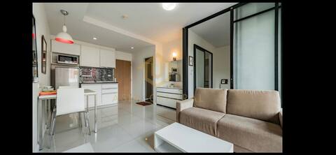 50 m. walk to BTS / Sukhumvit (Asok) prime area.