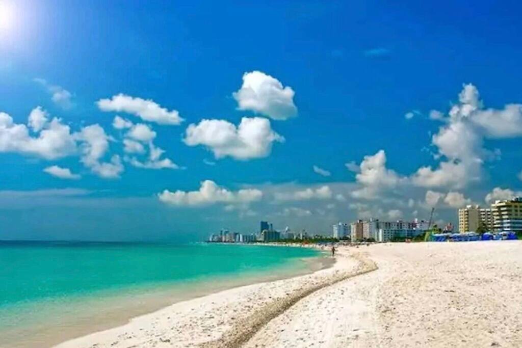 Este lugar está a tres minutos de Miami South Beach y en una ubicación estratégica. Siguiente Espaniola Way y Linclon Road. Mirando hacia adelante te veo. Gracias, Saludos Dina.