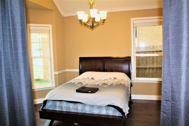 Solo Traveler Only - Day and Night Room in Dallas!