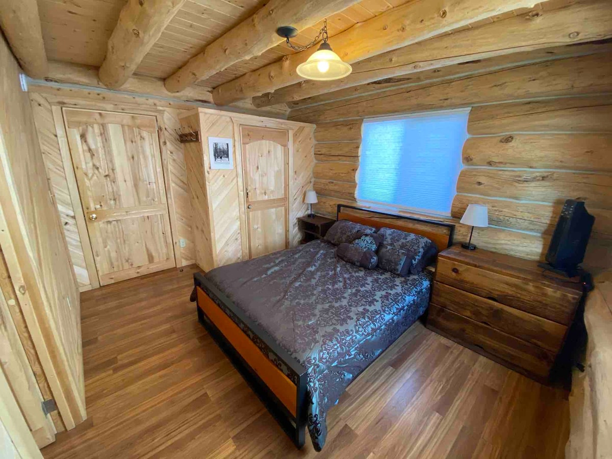 חדר שינה ראשי - בקומה הראשית.  מתחבר לחדר הרחצה בקומה הראשית ודלת נוספת המובילה למטבח. מיטת קווין סייז.  