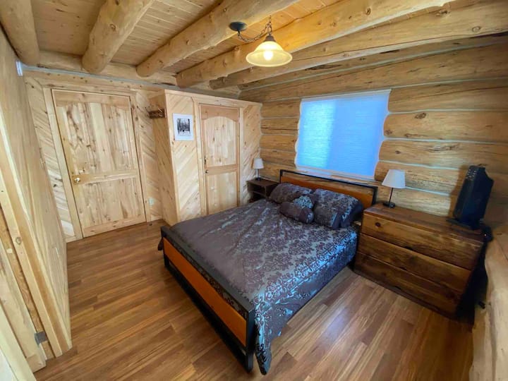 Основна спалня - на главния етаж.  Свързва се с баня на главния етаж и друга врата, водеща към кухнята.  Двойно легло.  