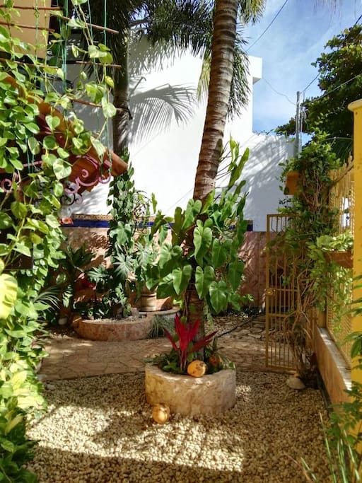Hermoso jardin con fuente te da la bienvenida.