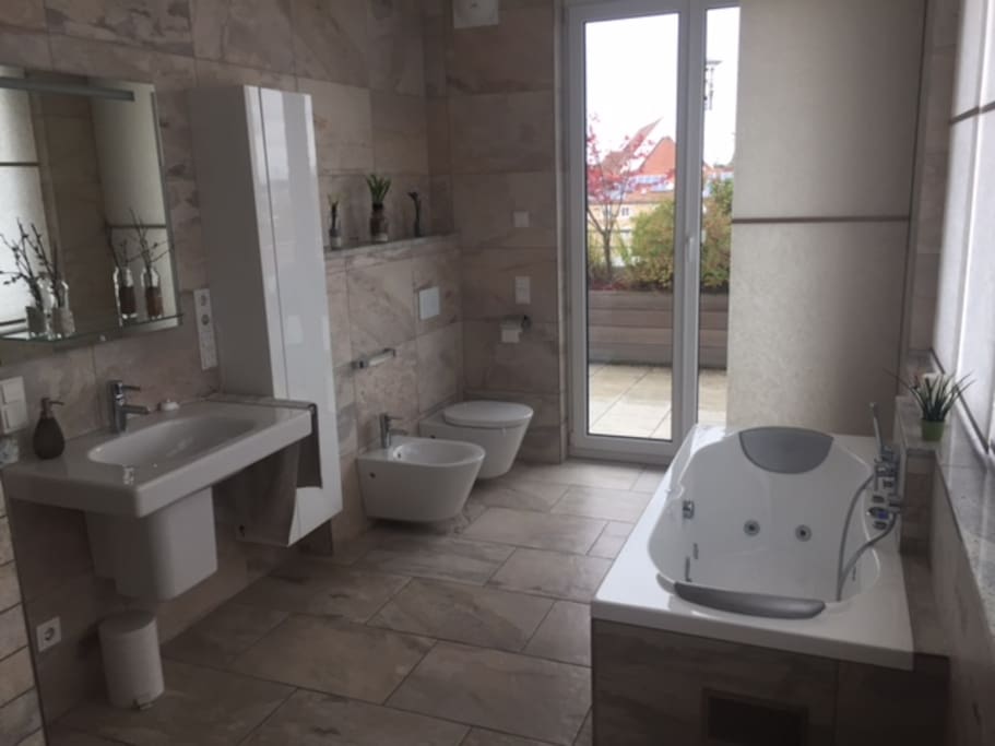 Bad inkl. Badewanne mit Whirlpoolfunktion