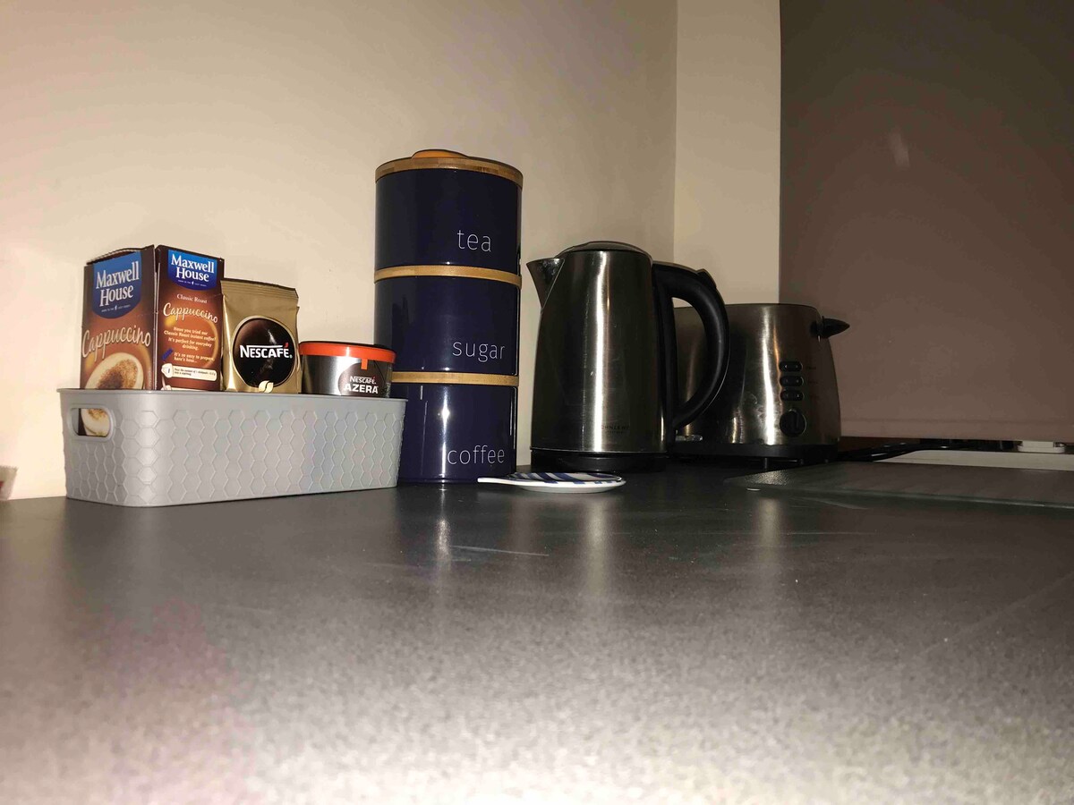 Popular Airbnb listing: Cabin with en-suite, close to Uni, quiet & private in City Of Kingston Upon Hull