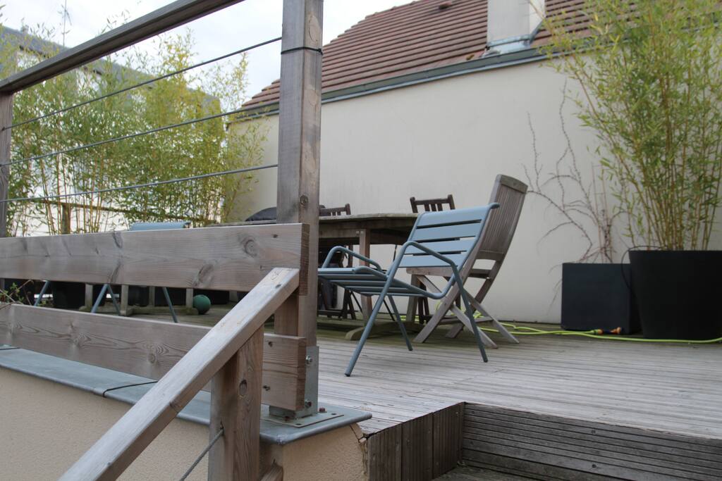 La seconde terrasse accessible depuis la cuisine, petit-déjeuners au soleil garantis !