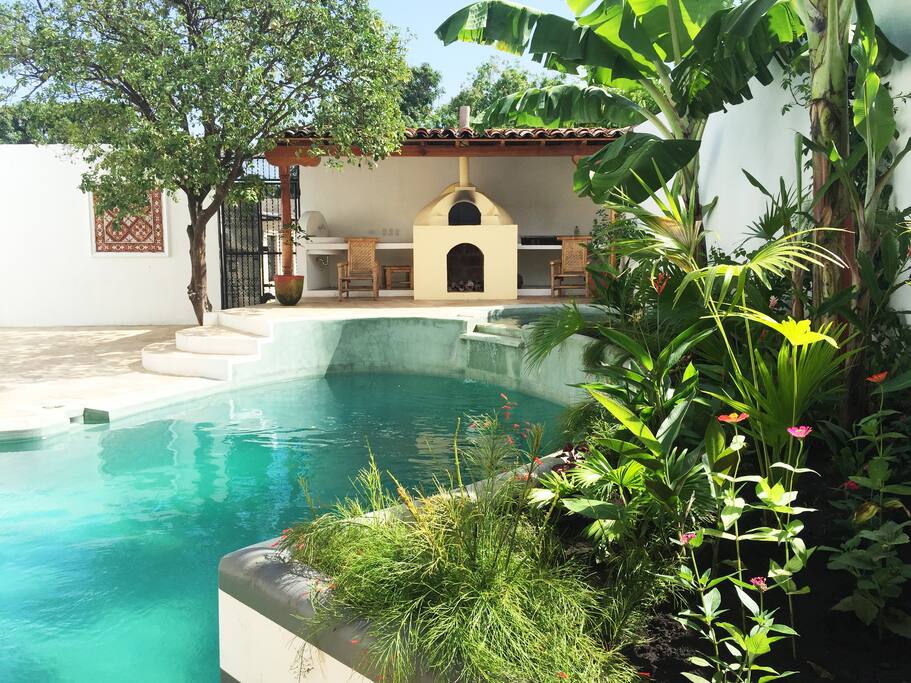 Pool and garden Guesthouse La Pólvora.