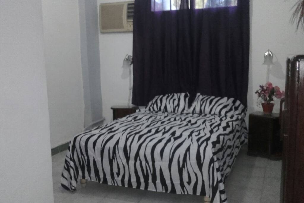 El cuarto principal con cama matrimonial