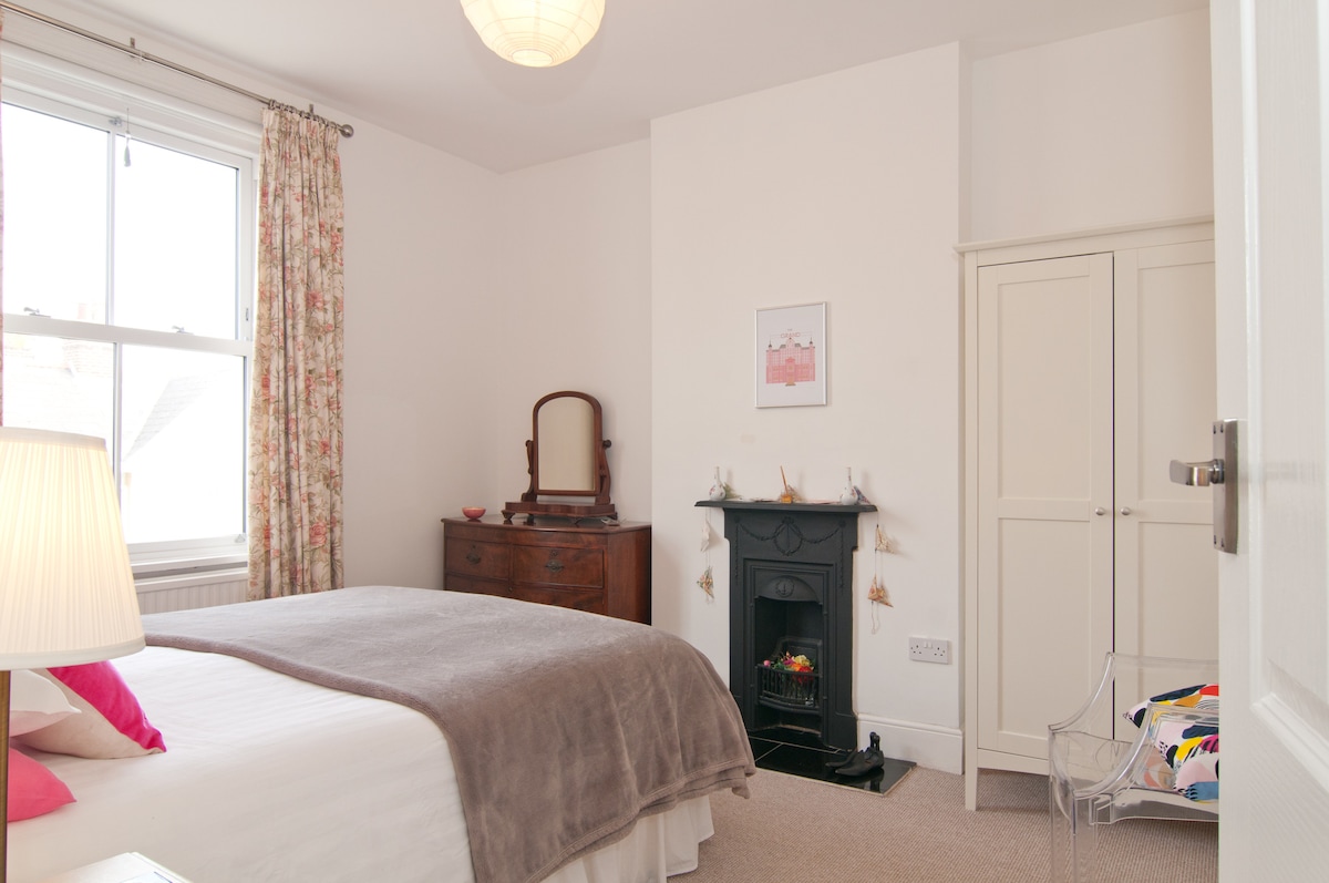 配备加大双人床