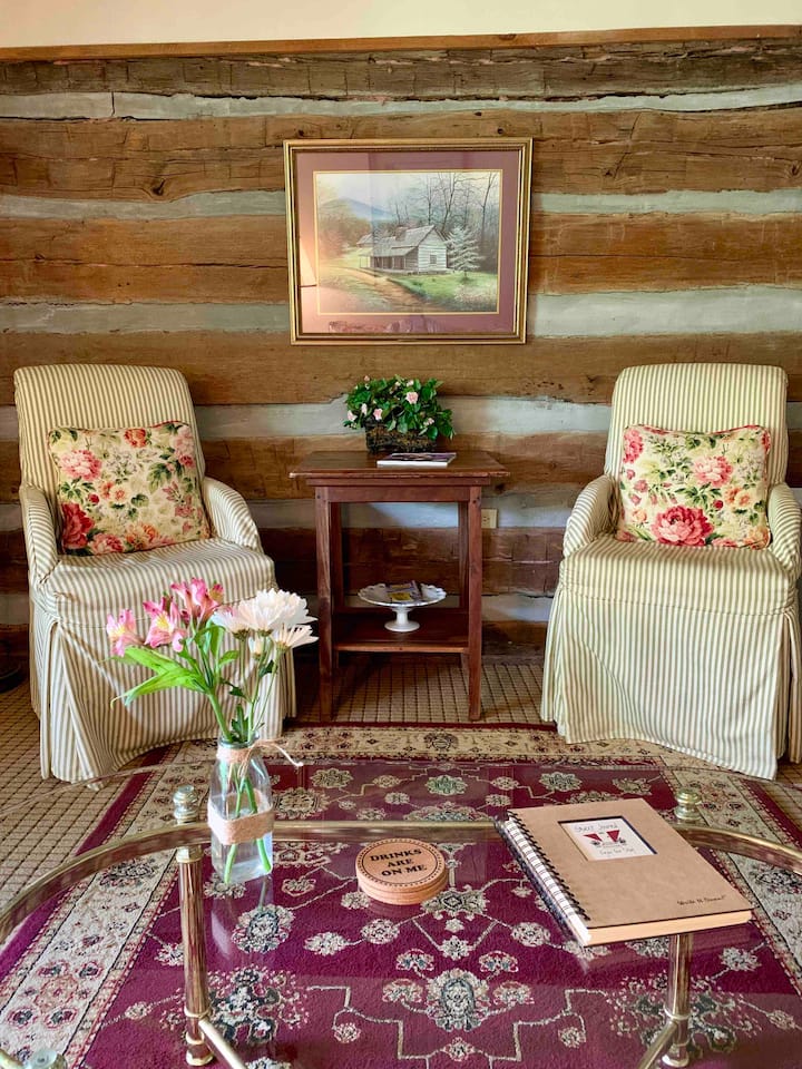 Rustic Getaway On The Little River In The Smokies! - Townsend, TN