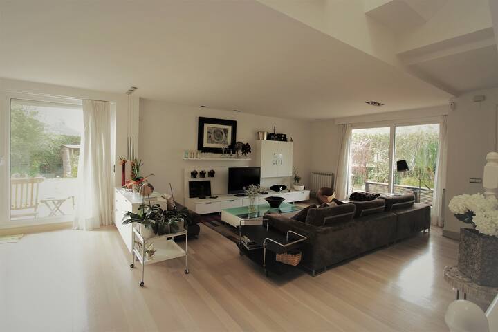 Bonita Villa Adosada con Piscina Privada gallery image 5