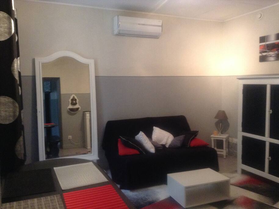 Salon salle à manger avec climatisation et canapé clic clac 2 couchages. Matelas de très bonne qualité.