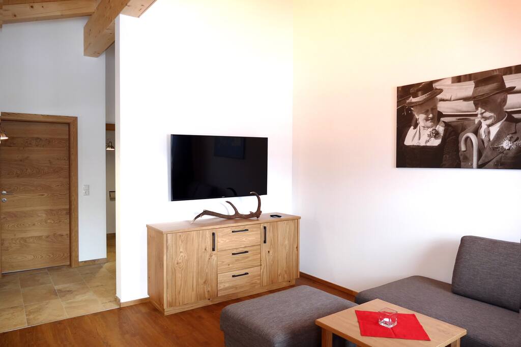 Wohnbereich mit Flat-TV