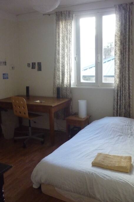 La chambre : Bureau et lit confortable