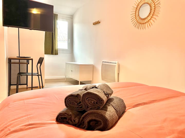 3间带连接电视的卧室
书桌
储物柜
浴室用品