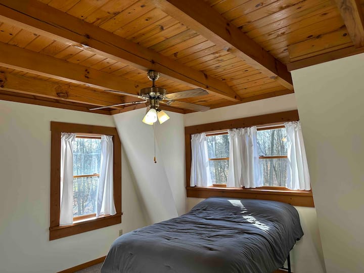 Полн кревет кој се наоѓа на вториот кат 