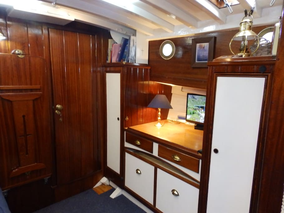 Chart desk and Smart TV with DVD in the Saloon