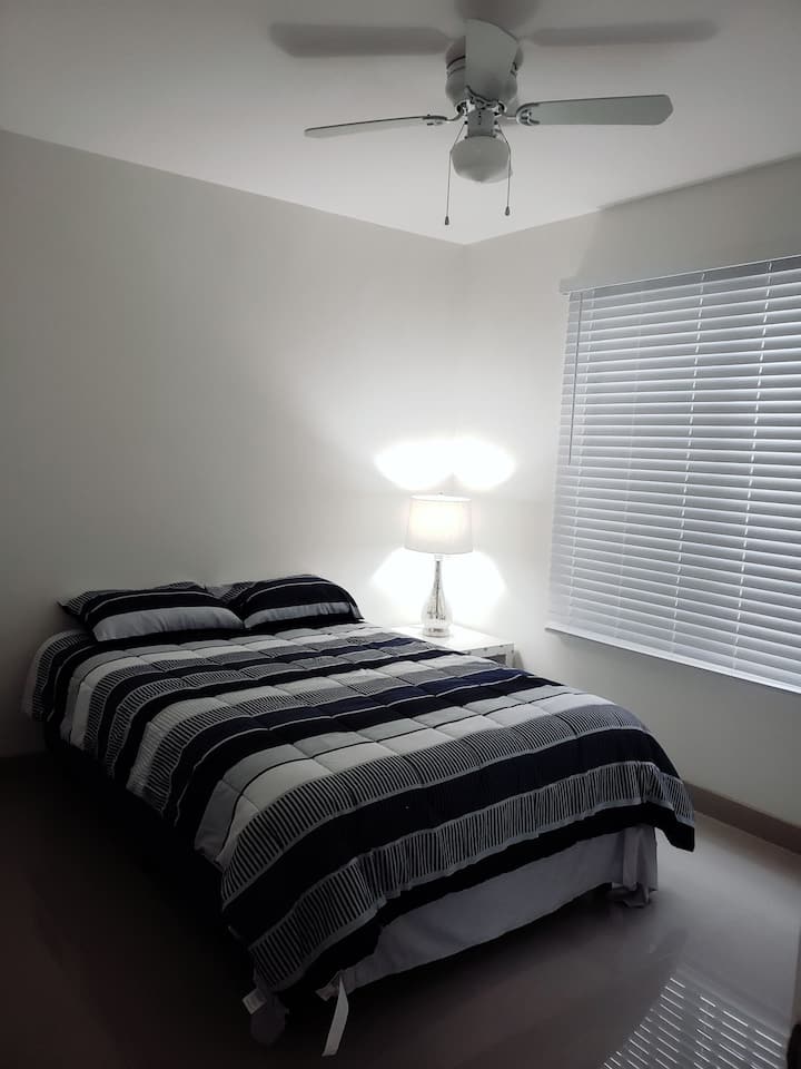 მე-3 საძინებელი. მასში არის ორადგილიანი საწოლი და კარადა.