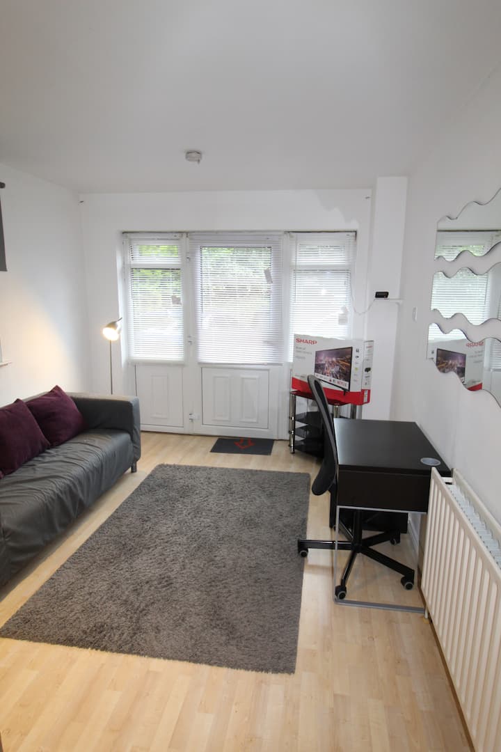 Bright Modern 1 Bedroom - Free Private Parking - Belfast