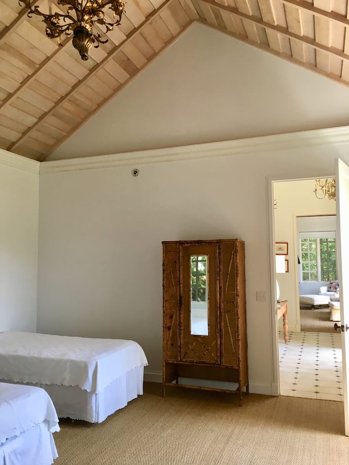 Dormitorio 3 camas, pero puede cambiar a queen para parejas. 20 por 18 habitaciones. Techo de 17 pies 