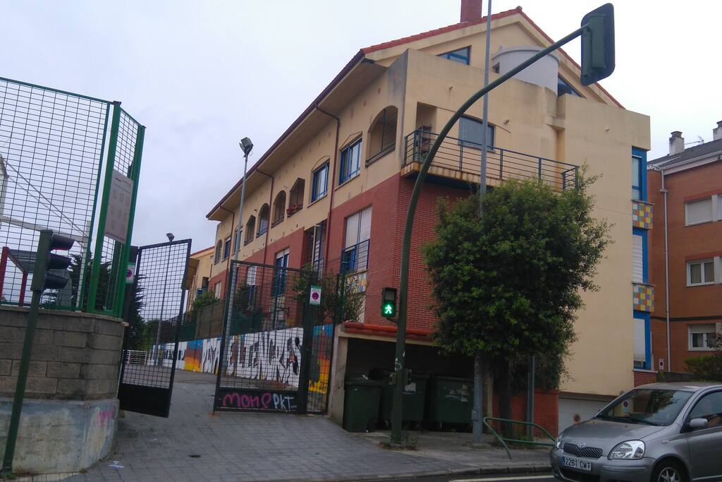 Este es el edificio donde esta nuestro piso,justo a lado de la pista municipal de fútbol.