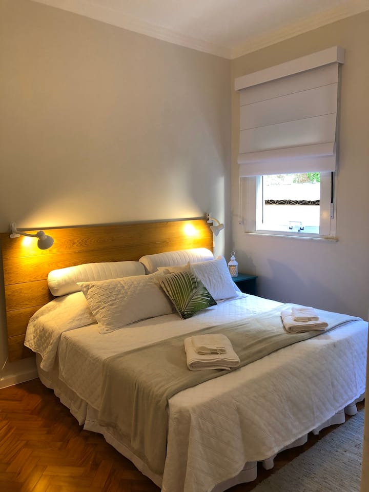 主卧。床通常是标准双人床，但可以分成两张单人床。 配备空调和吊扇。 

双人卧室或两张独立的床位。 配有空调和天花板风扇。