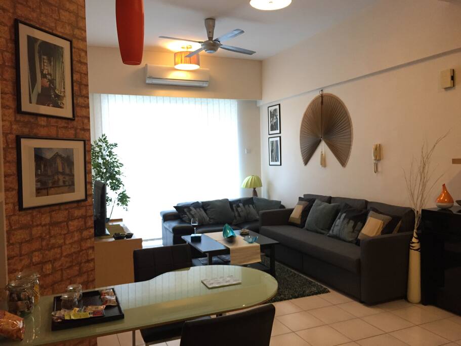 Feel relax in the Asian stylish living-room. Relaxez vous dans une ambiance stylée asiatique.
