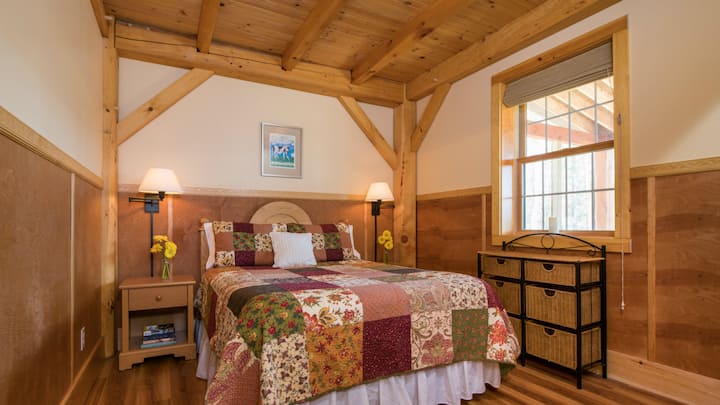 Спална соба со удобен брачен кревет (широк 150-179 см)