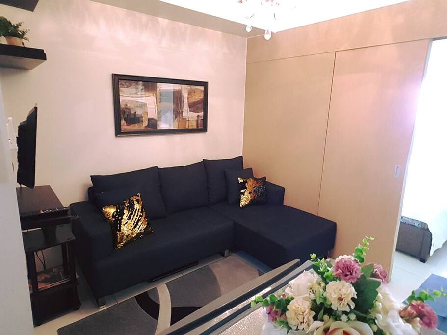 Cozy living room with SMART tv and Netflix