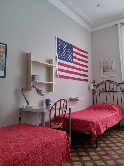 Habitación doble / double room (dos camas individuales, armario, escritorio y pequeño balcón con vistas a la calle Girona)