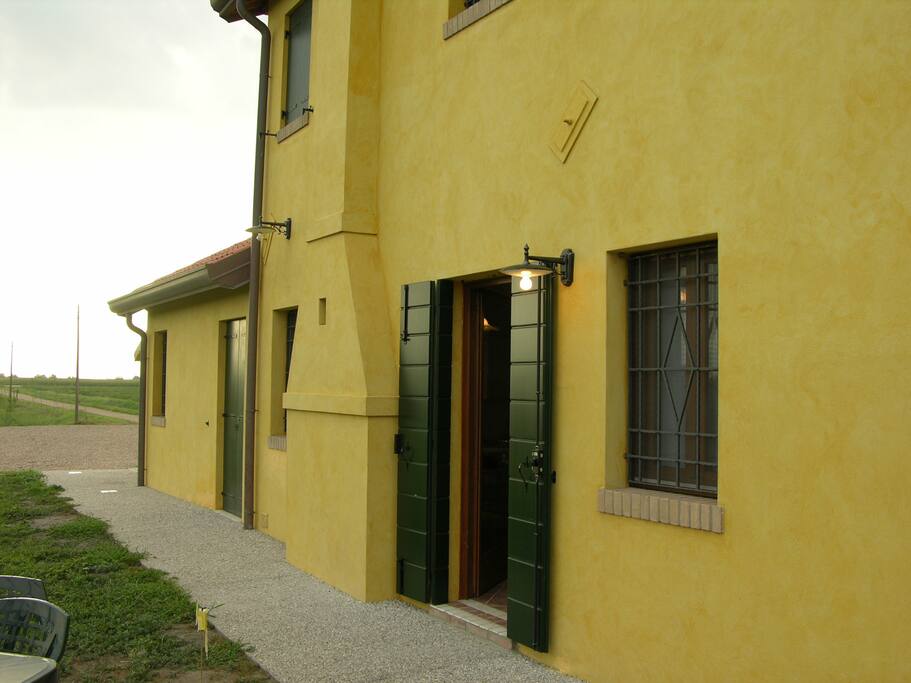 Il doppio ingresso all'appartamento