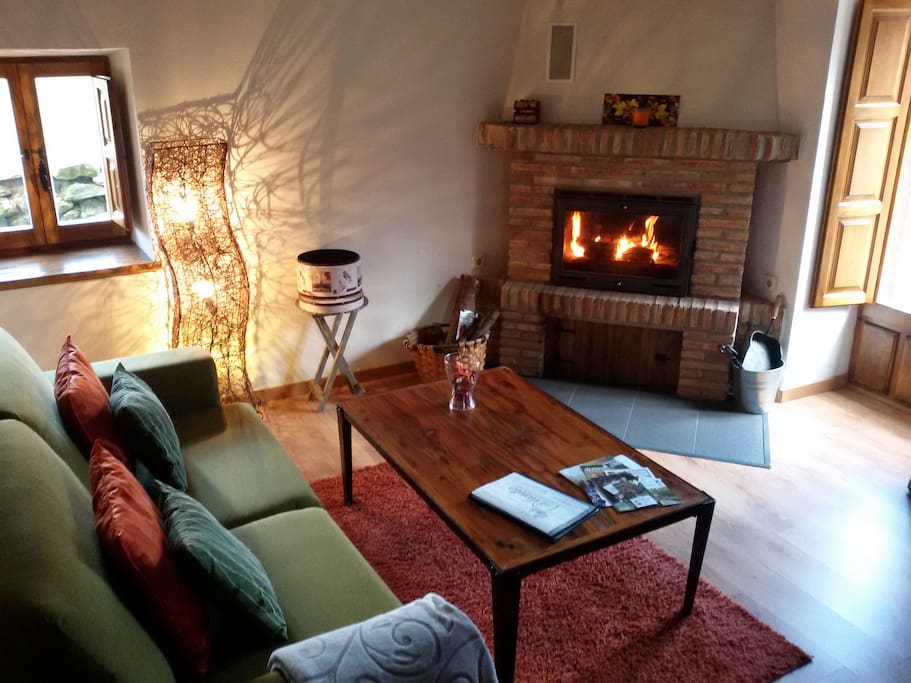 Sofá cama y chimenea