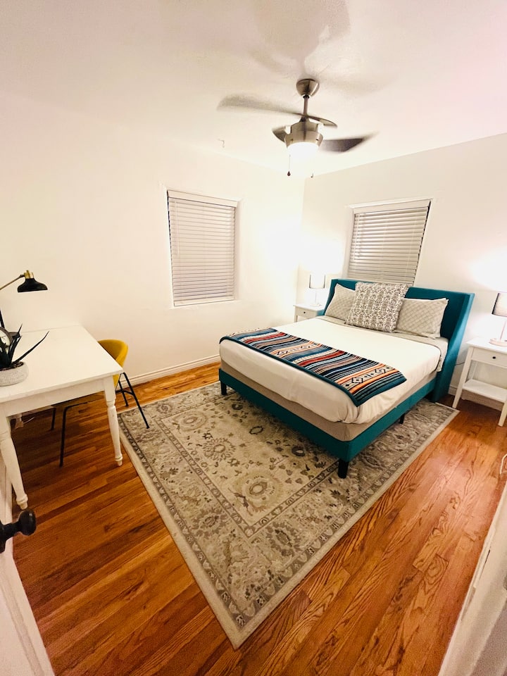 Спална соба бр. 1. Брачен кревет (широк 150-179 см) со простор наменет за работа. 