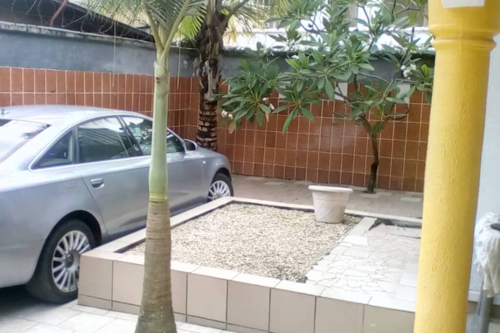 Cour : Parking 2 voitures