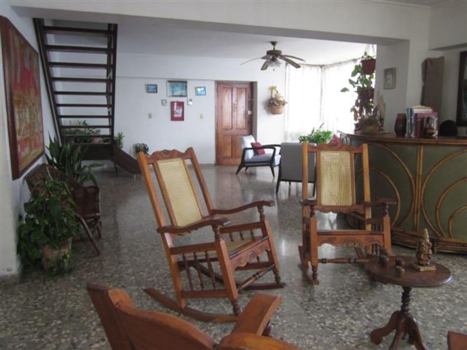 Sala de estar con excelente ventilación e iluminación natural