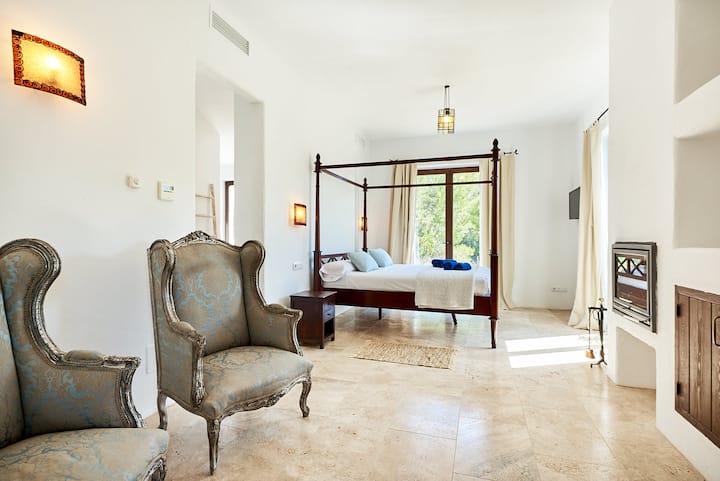 Bedroom 2: suite with bathtub and fireplace 