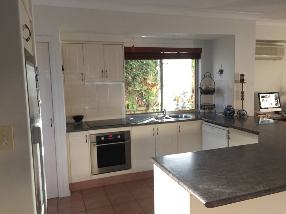 Kitchen, quality appliances incl auto ice/chilled water fridge