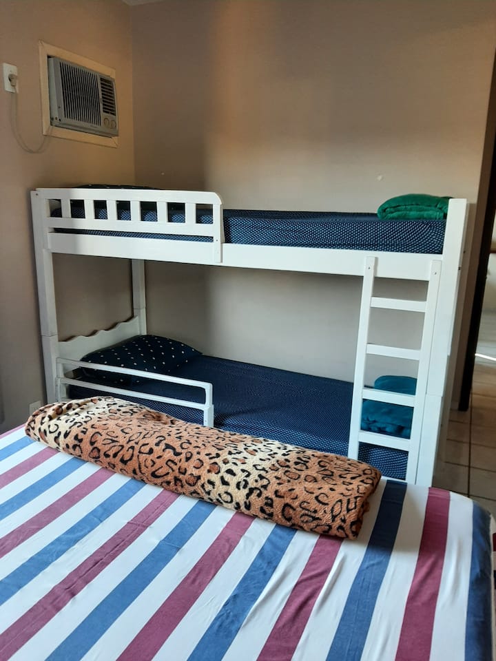 Camera da letto con letto matrimoniale e letto a castello, più un materasso matrimoniale in più e  due materassi singoli in più, aria condizionata  