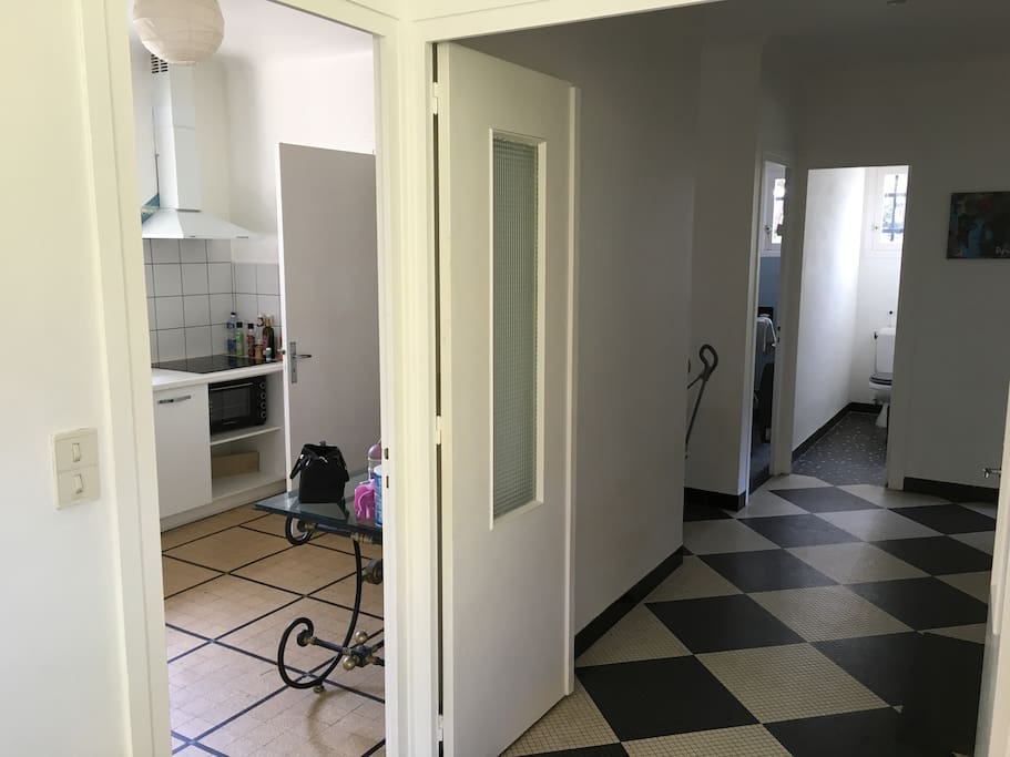 depuis le salon - accès vers cuisine et couloir