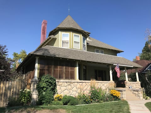 Large home - walking distance to Historic Downtown