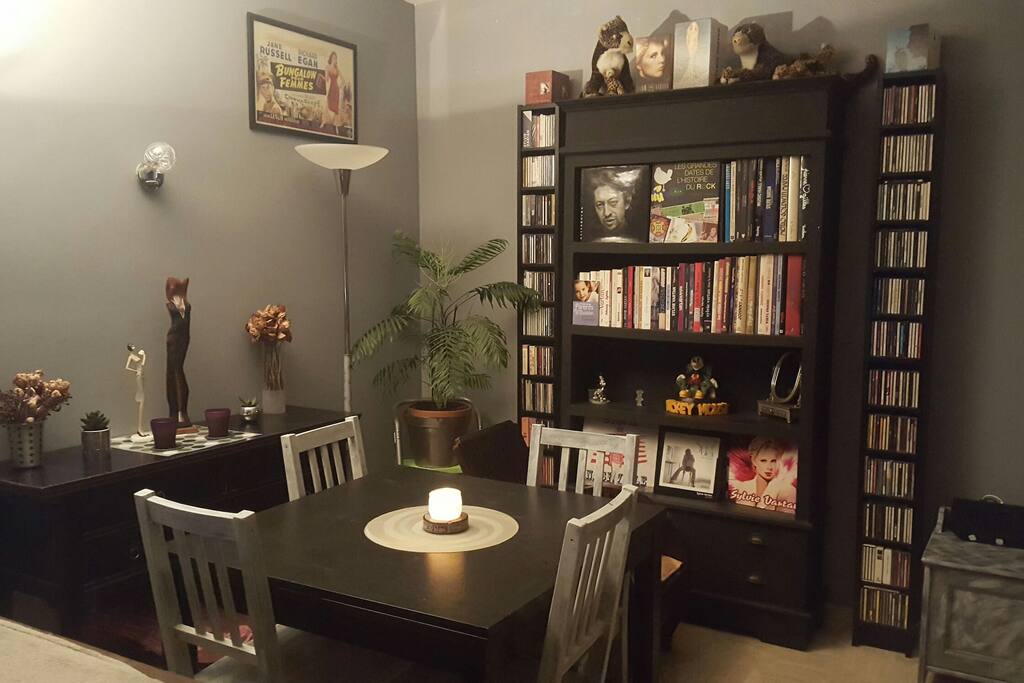 coin bibliothèque et salle à manger