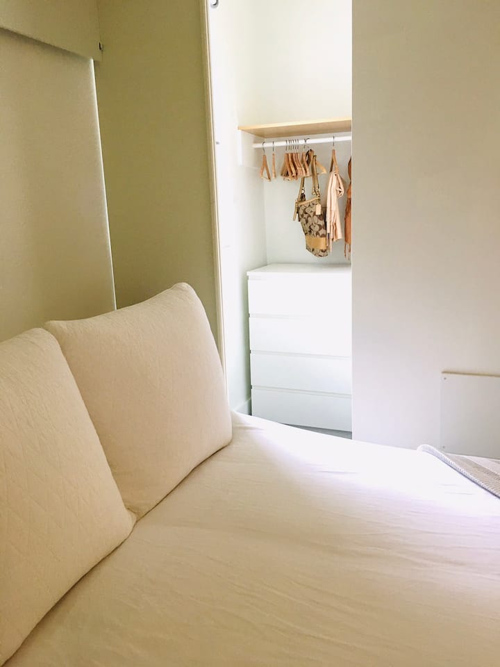 مخزن بالقرب من السرير