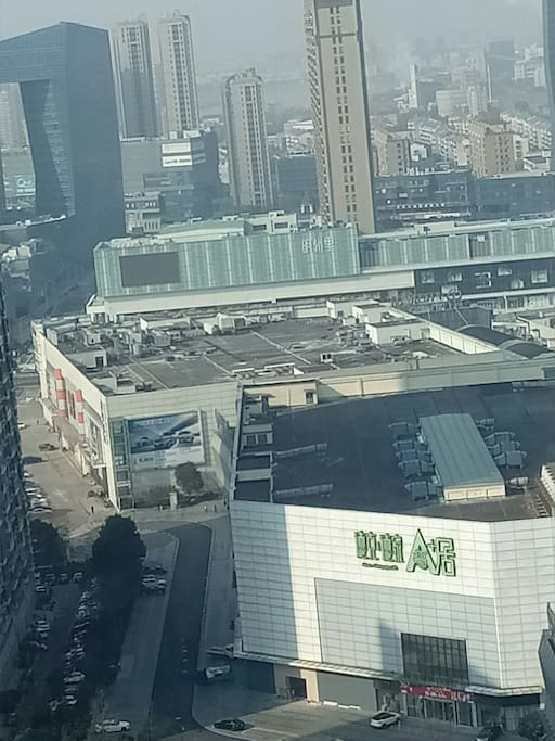我们的楼全景玻璃,联盛百货,银泰,万达商城,外国语学校,城市大公园 博物馆一览无余,就在你脚下过楼下河面1/2分钟