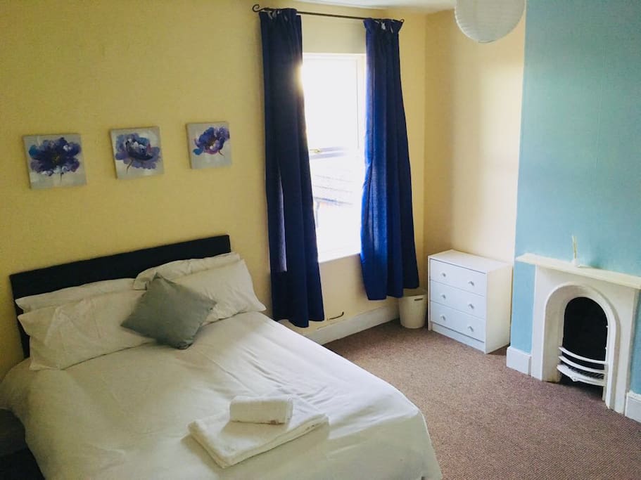 Double bedroom with large wardrobe & chest of drawers