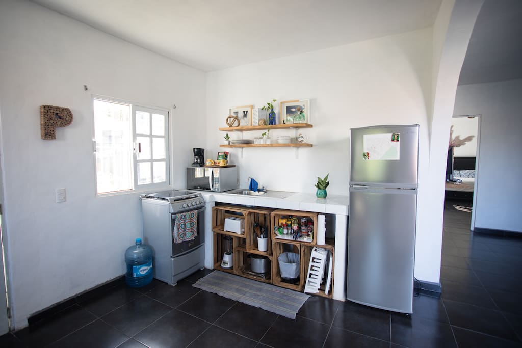 The kitchen is fully stocked and ready to be cooked in! La cocina tiene todo y esta lista para su uso.