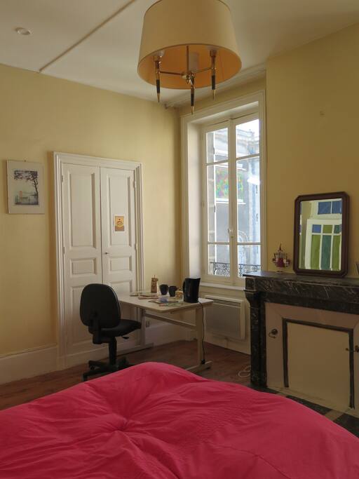 La chambre est lumineuse, spacieuse, au calme.