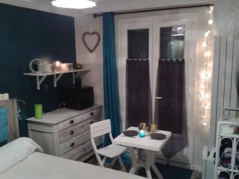 chambre privative coquette et confortable -accès par le jardin