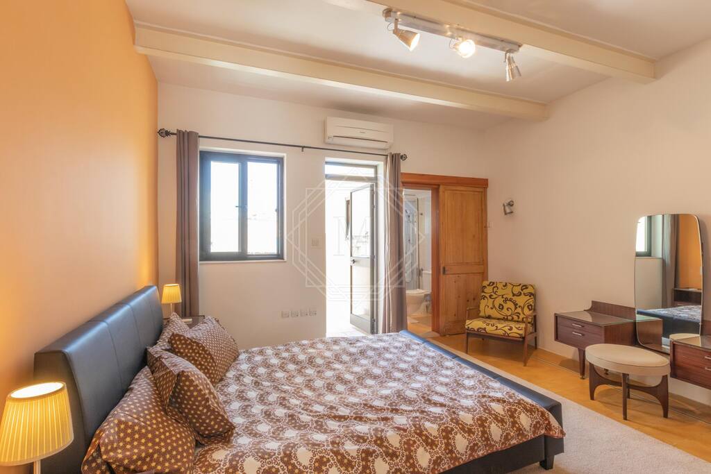 spacious, bright, airy triple bedroom with private roof and en-suite shower and toilet