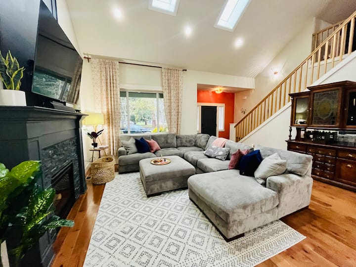 10 mins U/O, Autzen, Airport, Hot tub, Fire pit!