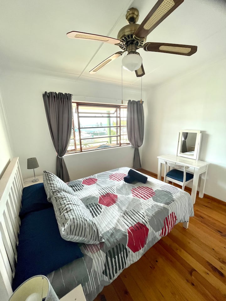 Ზემოთ საძინებელი(2) ორადგილიანი საწოლითა და ზღვის ხედით