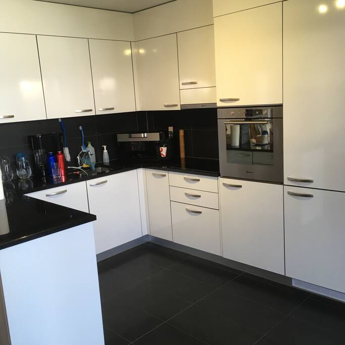 In unserer Küche kochen wir. Vielleicht sogar zusammen? :)